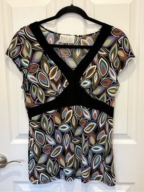 VTG Daniel Laurent multicolor Leaf-Print V-Neck Top - Black Trim. #1008